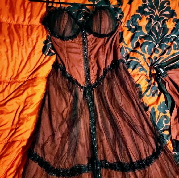 Lip service gothic gown - Picture 2 of 5